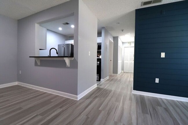 Building Photo - Newly renovated first floor condo! 2 bedrooms