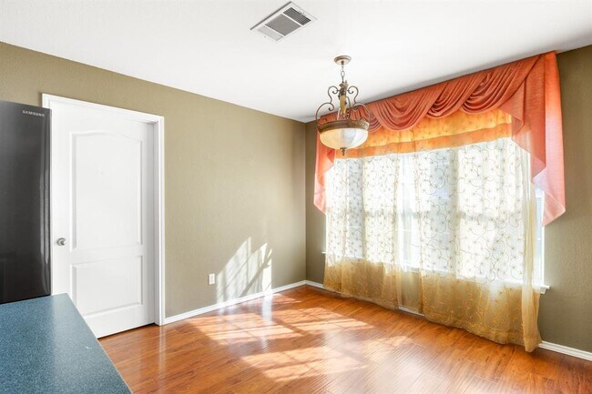 Building Photo - 300 Emerald Fields Ln
