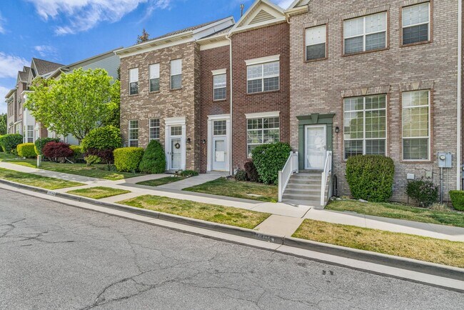 Building Photo - 3 Bed Draper Townhome with Views