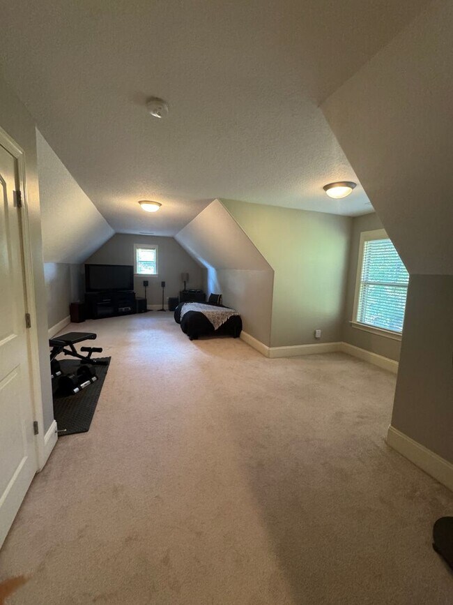 Building Photo - Elegant Full-Brick Estate 4 bedroom/2.5 bathroom