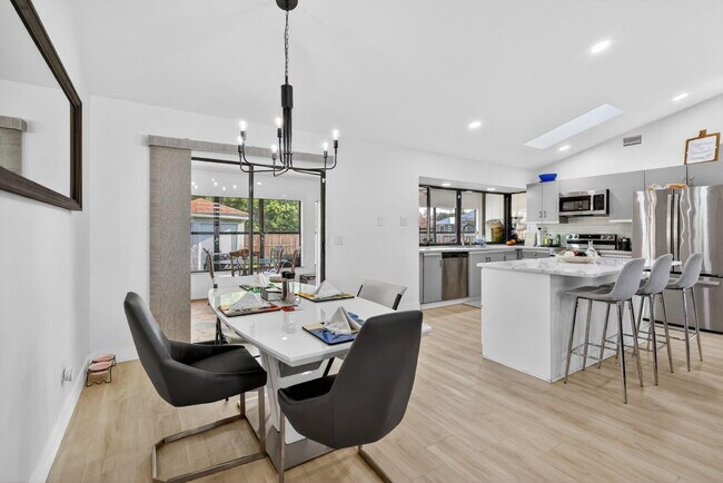 Building Photo - 481 SW Aster Rd