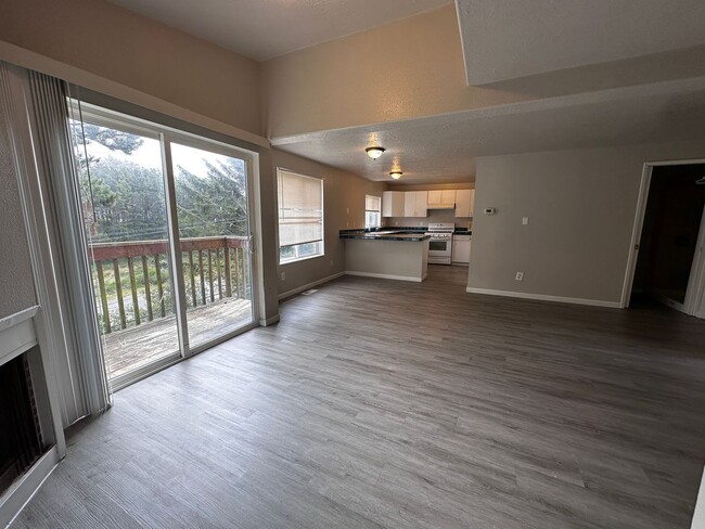 Building Photo - *COMING SOON* 3 Bedroom 3 Bath House
