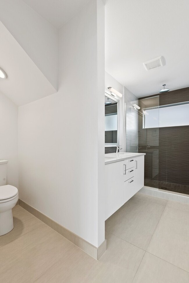 Building Photo - ULTRA-MODERN Townhome w/AC and Views in th...