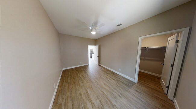 Building Photo - PRIVATE YARD!! 4BD/2BR, Corner of Tipton a...