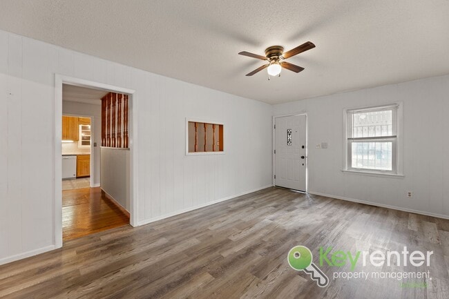 Building Photo - Clean and cute 3 bedroom house near shopping, restaurants, and easy highway access!