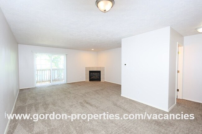 Building Photo - NE Halsey St - 2 bedroom townhouse with de...