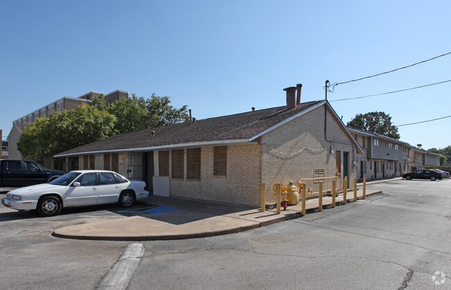 Building Photo - Summit at North MacGregor Arms Apartments