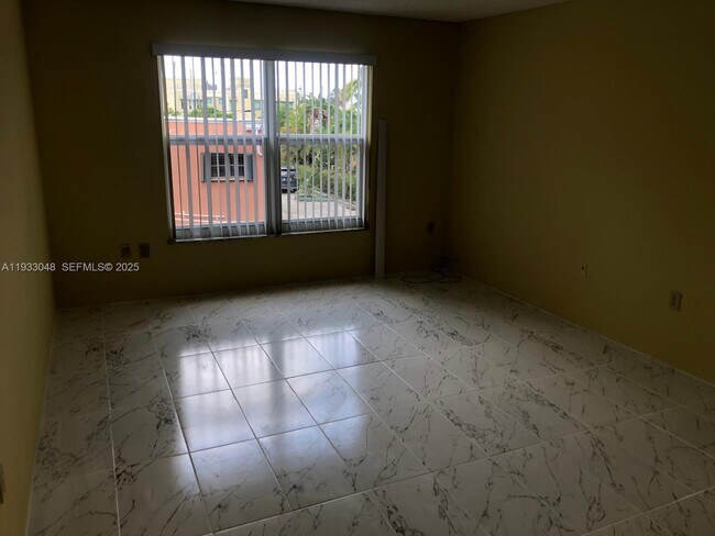 Building Photo - 555 NE 123rd St