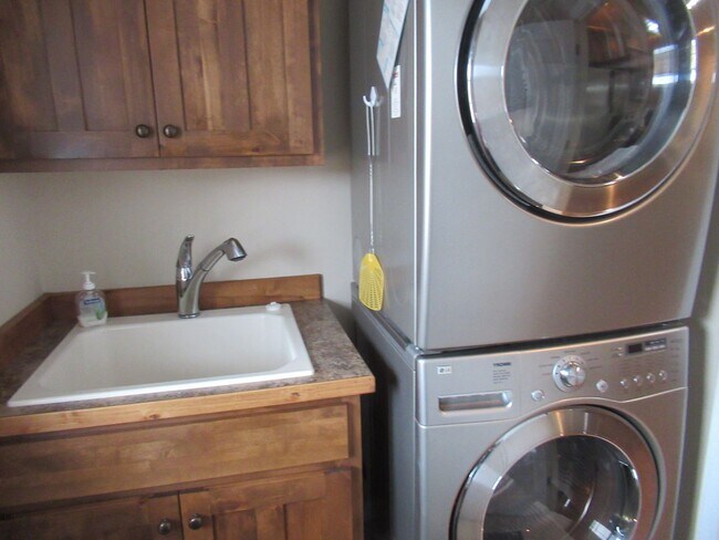 Building Photo - 2 Bed 2.5 Bath Furnished River Lakes Townhouse!