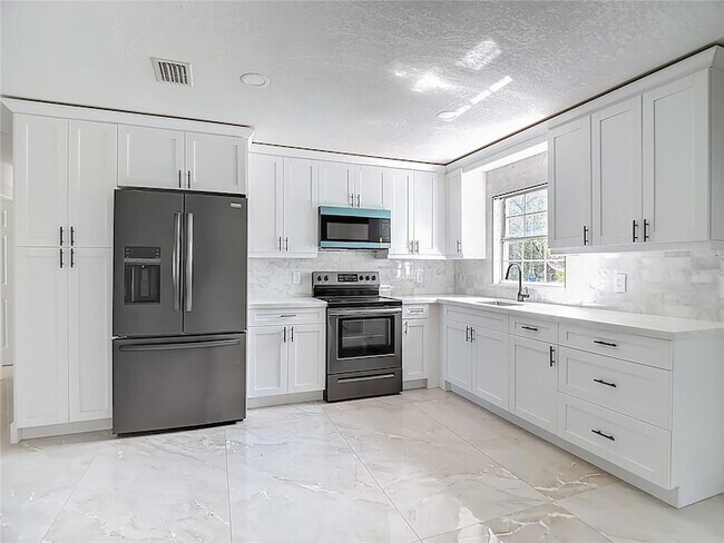 Building Photo - 201 Valencia Dr