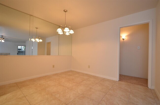 Building Photo - 9700 Leawood Blvd