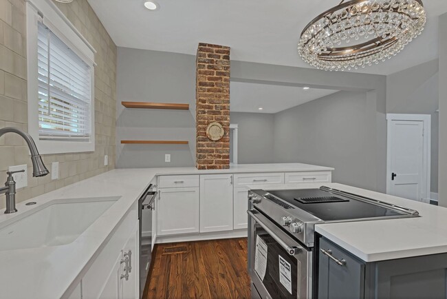 Building Photo - Total remodeled East Nashville Beauty!