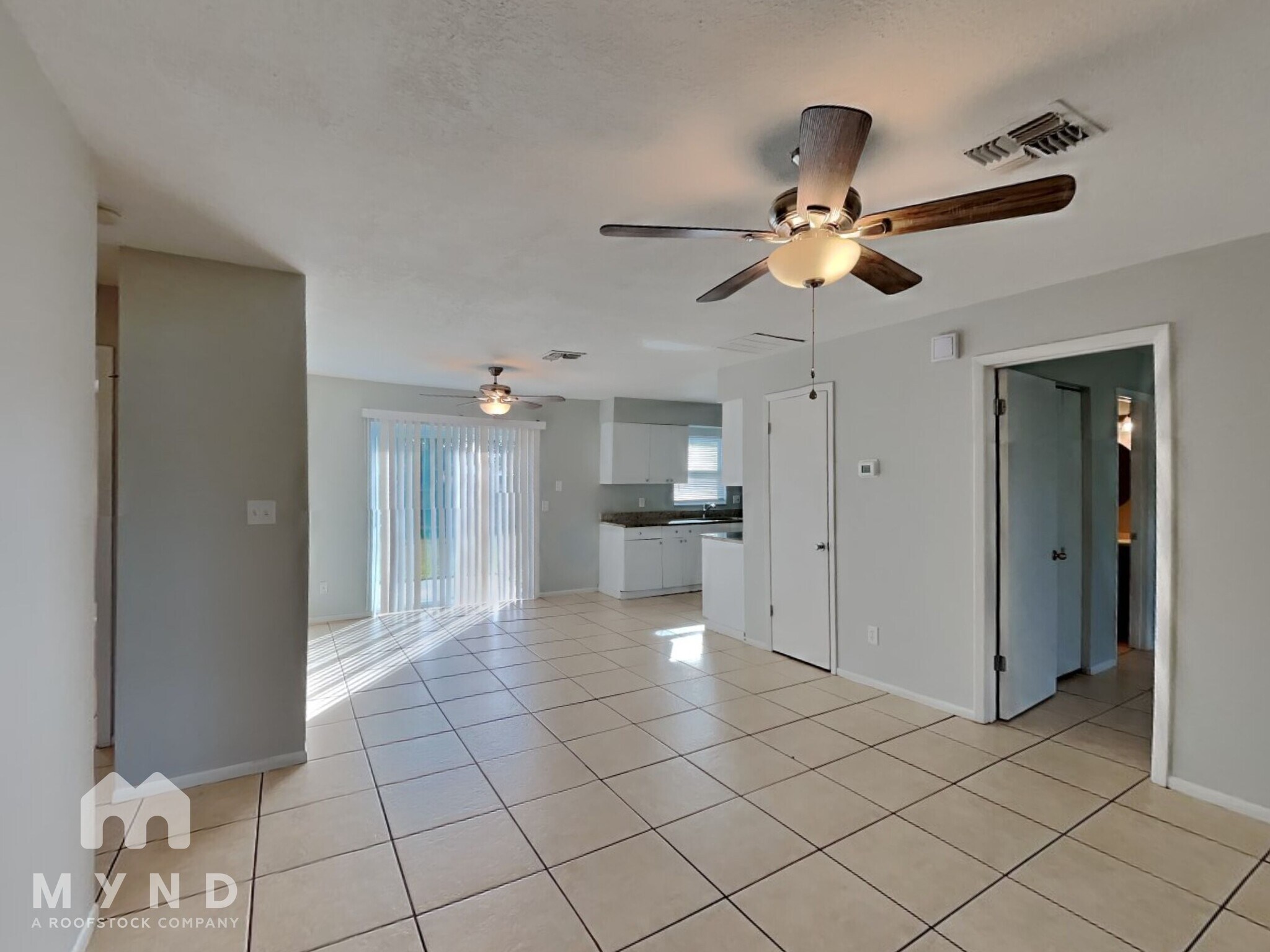 Building Photo - 628 Royal Palm Dr