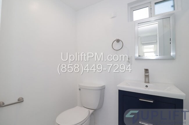 Building Photo - Modern Studio W/ patio