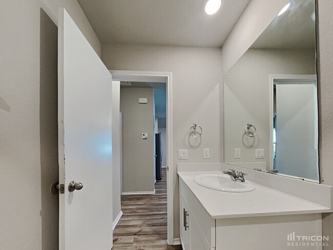 Building Photo - 5217 Saddle Clb Dr