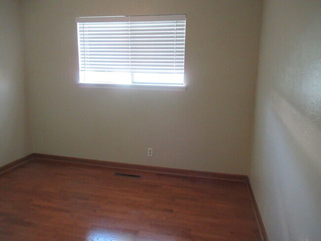 Building Photo - 3 bedroom home with detached 2 car Garage