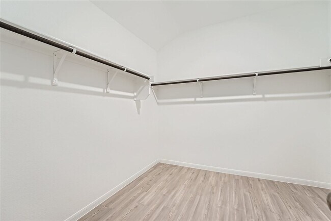 Building Photo - 3 bedrooms with 3.5 bathrooms! BONUS ROOM ...