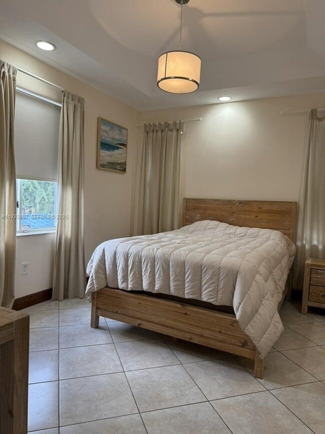 Building Photo - 1055 NE 85th St