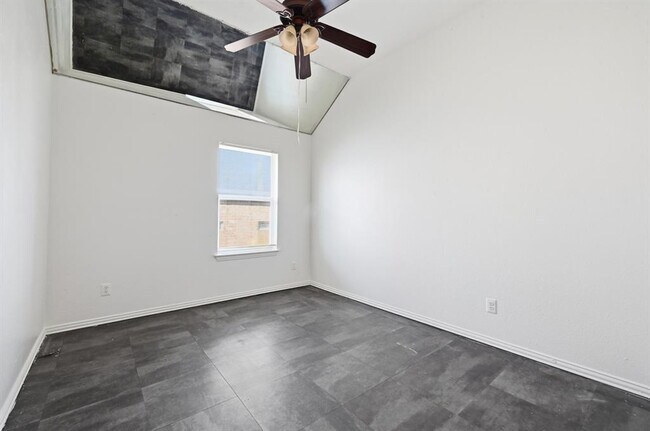 Building Photo - 1665 Amberwood Loop