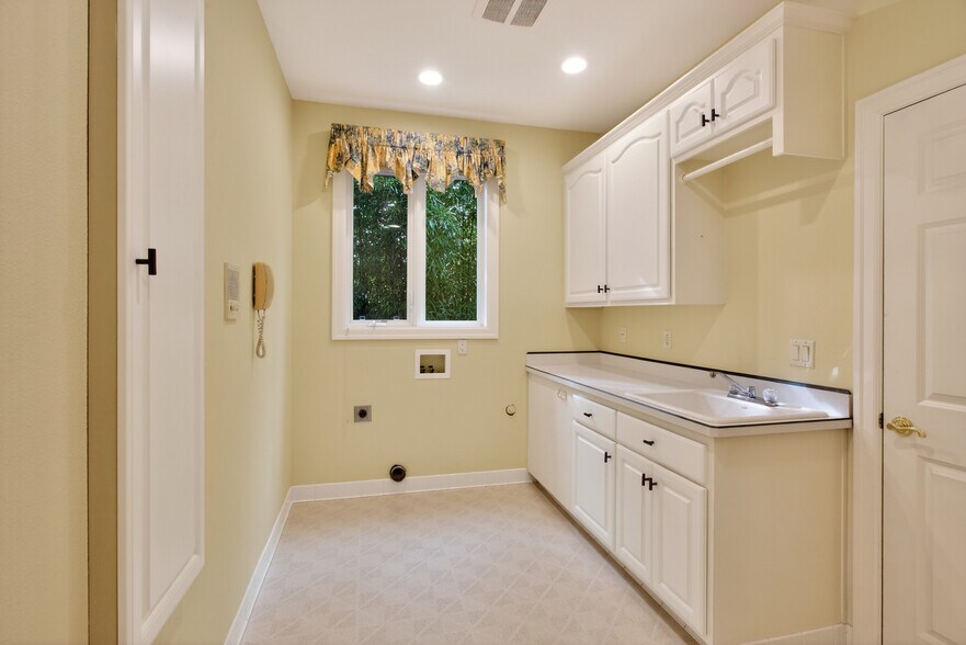 Building Photo - 1645 SE Oak Shore Ln