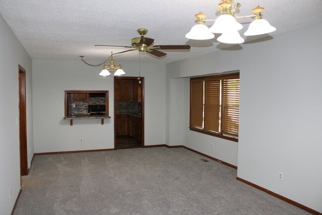 Building Photo - Move in Special - 3bed 2 bath in KCK off T...