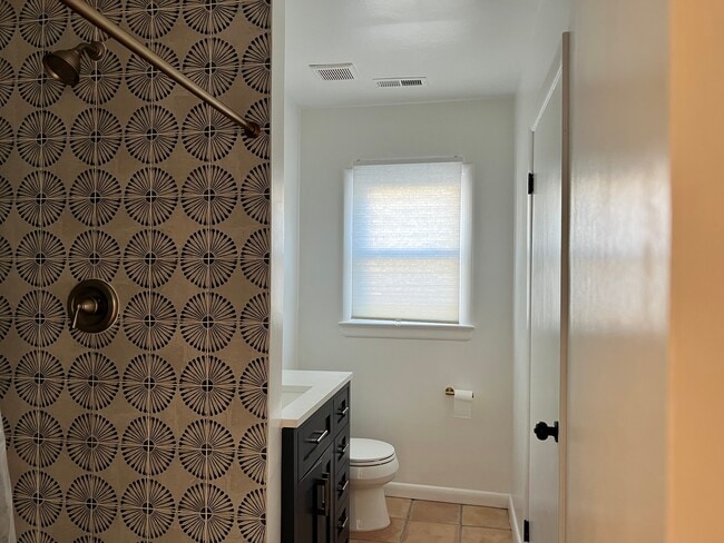 Building Photo - 3047 O St SE