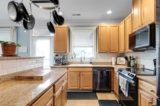 Building Photo - Gorgeous 3 Bedroom Townhome in Oregon Hill...