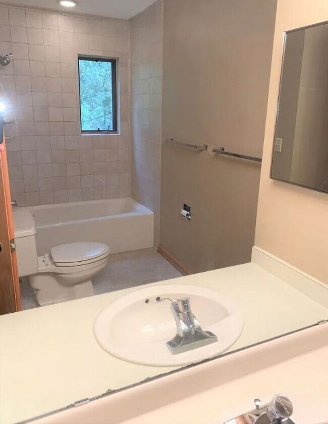Building Photo - Spacious Minnetonka  2-BR Townhome