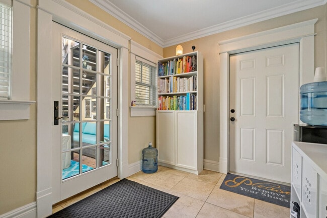 Building Photo - 509 S Willow Ave