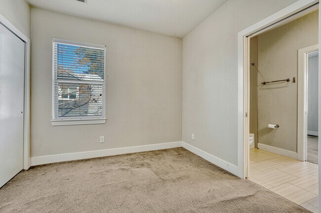 Building Photo - 534 S Lincoln St