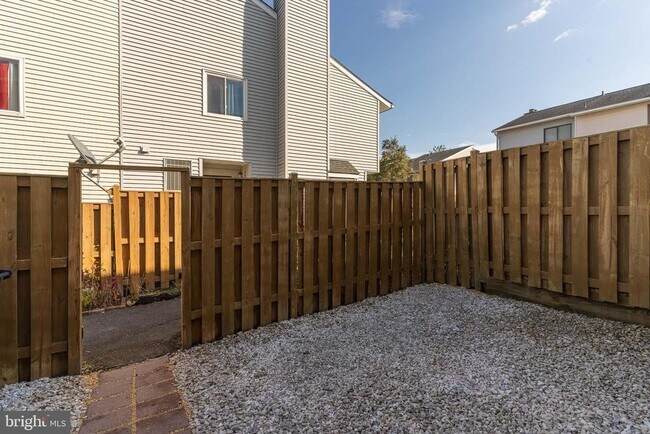 Building Photo - 8708 Village Square Dr