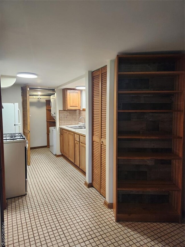Building Photo - 8463 Hillpoint Dr