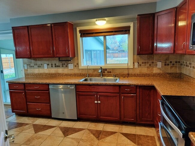 Building Photo - 130 NW Carrie Cir