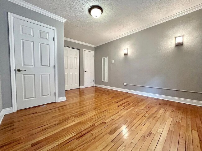 Building Photo - Beautiful 2 Bedroom-2 Bath Condo- Close to...