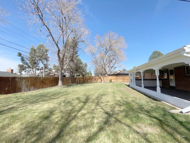 Building Photo - 6 bedroom ranch!