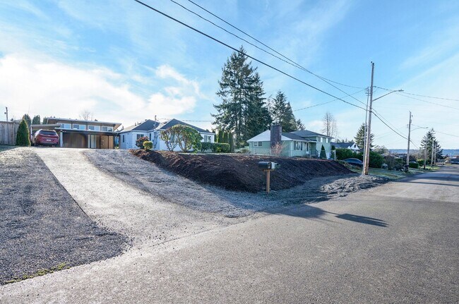 Building Photo - Fully Furnished Bungalow with Studio Living and Scenic Views in Tacoma!