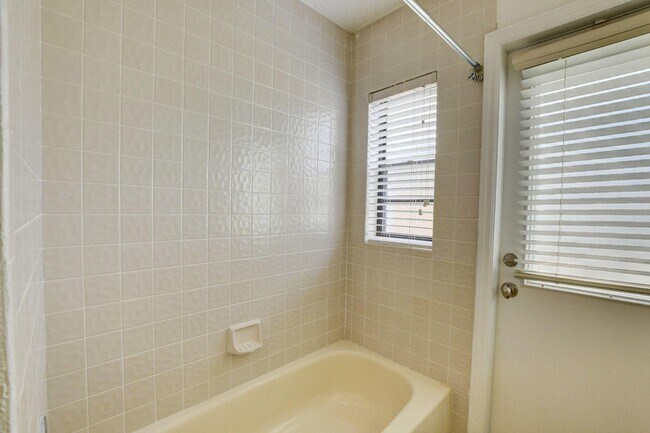 Building Photo - 11511 Island Lakes Ln