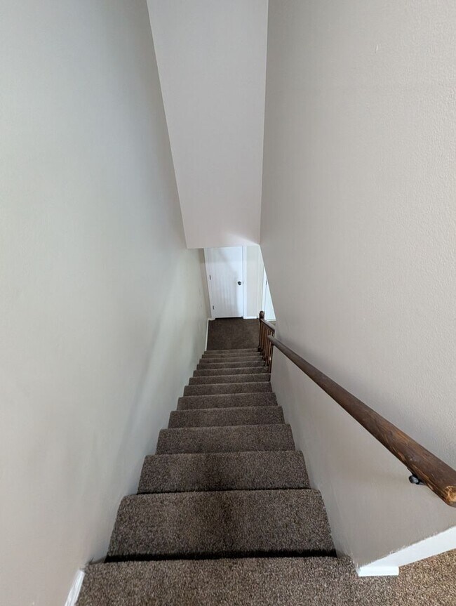 Building Photo - 2 Bedroom/1.5 Bathroom Townhouse in South ...