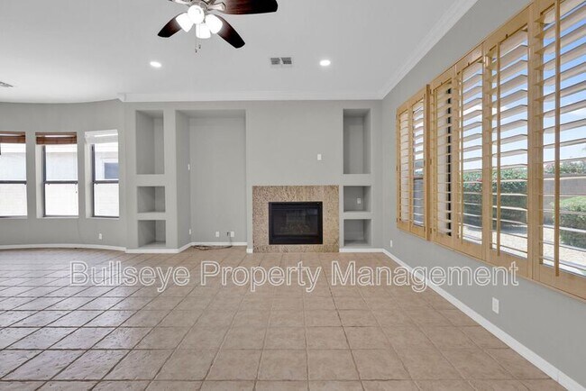 Building Photo - 1550 N Robin Ln