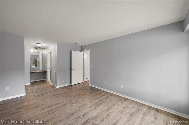 Building Photo - 23673 Village-House Dr S
