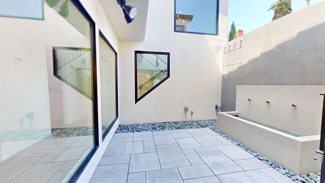Building Photo - Gorgeous Fully Remodeled 5 Bedroom Home wi...