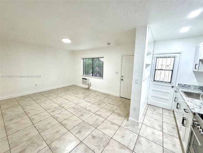 Building Photo - 550 SW 10th St