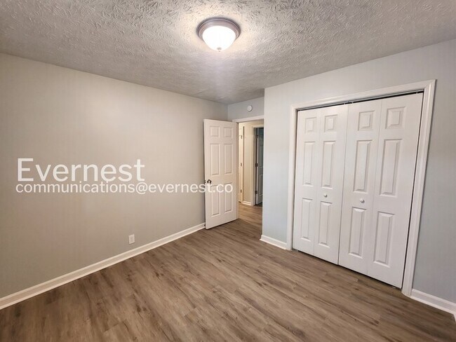 Building Photo - 908 Hickory Dr