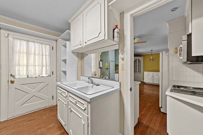 Building Photo - 221 Magnolia Ln