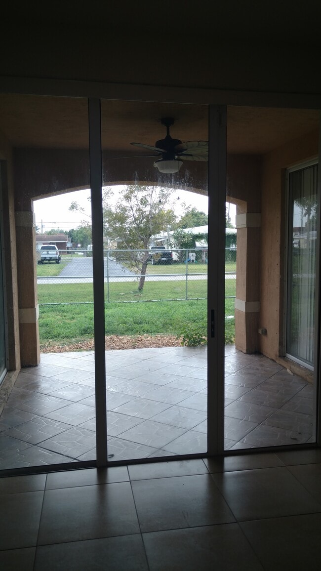 Building Photo - 1712 NE 9th Dr