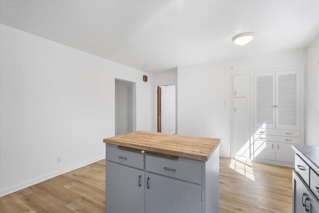 Building Photo - 1087 Park Ave