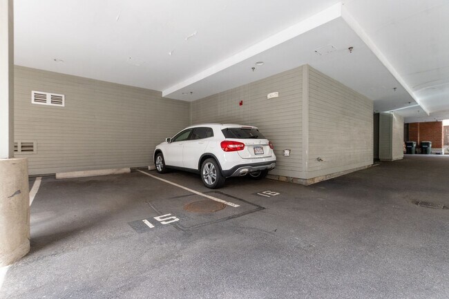 Building Photo - Amazing Brookline 3 bed 2.5 bath....