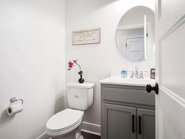 Building Photo - 2206 Adelay Dr