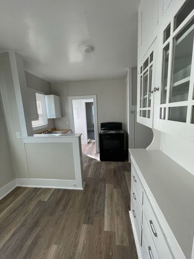 Building Photo - D&amp;G Ventures LLC-516/518 S. Nueces