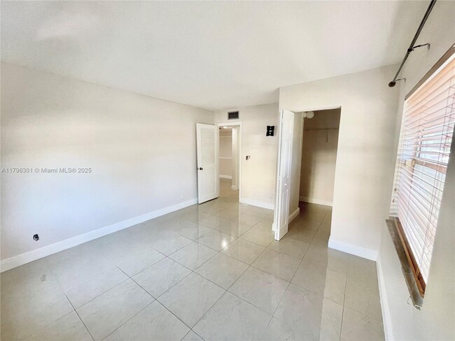Building Photo - 2700 Riverside Dr